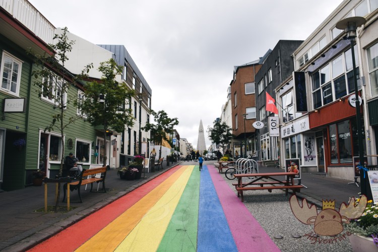 Reykjavik | Regenbogenstraße auf dem Weg zur Hallgrimskirkja. - Rainbow Street on the way to Hallgrimskirkja.