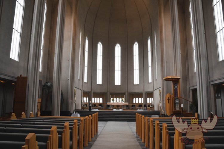 Reykjavík | Das Kirchenschiff der Hallgrímskirkja, eine evangelisch-lutherische Pfarrkirche im Zentrum von Reykjavík und das größte Kirchengebäude Islands. - The nave of Hallgrímskirkja, an Evangelical Lutheran church in the centre of Reykjavík and the largest church building in Iceland.