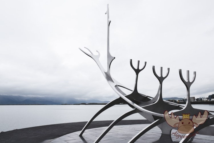 Reykjavík | Die Bootsskulptur Sonnenfahrt vom Künstler Jón Gunnar Árnason wurde 1986 aus Edelstahl gefertigt und steht auf einem Granitsockel am Meer in Reykjavík. - The boat sculpture Sun Voyage by artist Jón Gunnar Árnason was made of stainless steel in 1986 and stands on a granite base by the sea in Reykjavík.