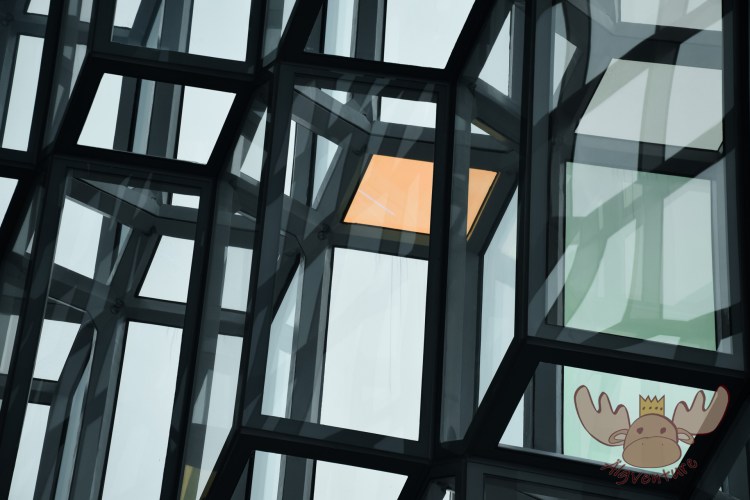 Reykjavík | Die wabenartige Glasfassade des modernen Konzert- und Konferenzhaus in Reykjavík. - The honeycomb-like glass front of the modern concert and conference house in Reykjavík.