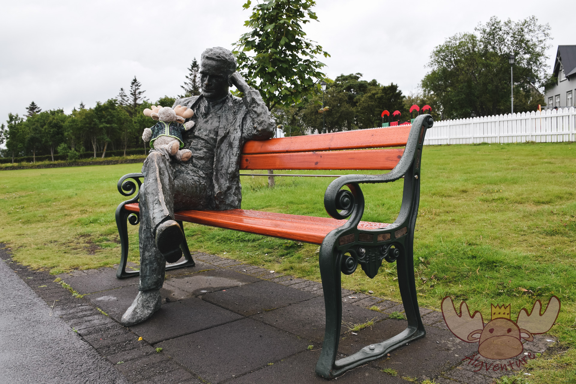 Reykjavik | Älgbert besucht die Skulptur vom isländischen Schriftsteller Tómas Guðmundsson, der gerne in seinen Gedichten Reykjavik erwähnte. - Älgbert visits the sculpture by the Icelandic writer Tómas Guðmundsson, who liked to mention Reykjavik in his poems.