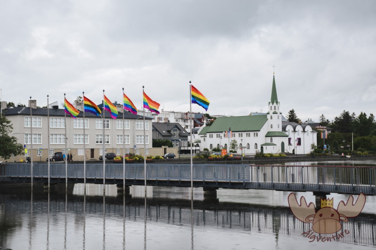 Reykjavik | Blick auf das 1901 errichtete weiße Kirchengebäude mit grünen Dächern der Fríkirkja am Reykjavíkurtjörn. - View of the white church building with green roofs of Fríkirkja on Reykjavíkurtjörn, built in 1901.