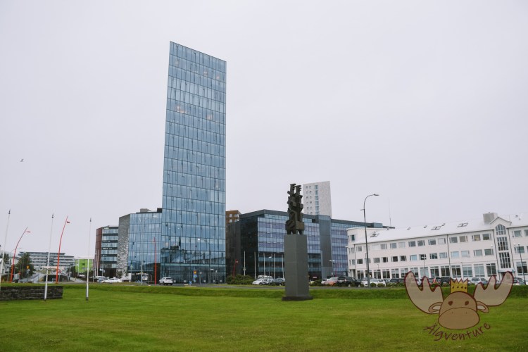 Reykjavik | Die 1971 vom Künstler Sigurjón Ólafsson geschaffene Skulptur Öndvegissúlur befindet sich zwischen dem historischen Gästehaus Höfði und modernen Hochhäusern. - The sculpture Öndvegissúlur, created by artist Sigurjón Ólafsson in 1971, is located between the historic Höfði guesthouse and modern high-rise buildings.