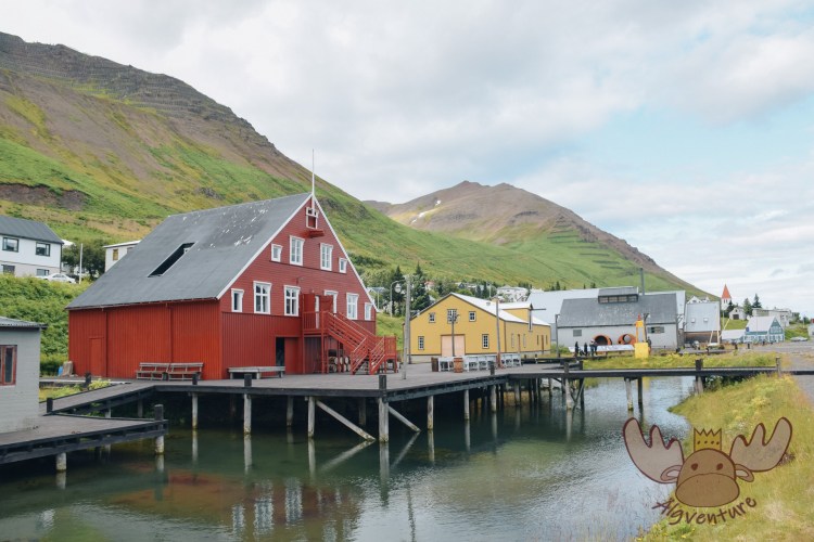 Síldarminjasafn Íslands | Im alten Wohnheim, Verpackungshaus und Maschinenraum des Hafens von Siglufjörður ist das Museum untergebracht. - The museum is housed in the old dormitory, packing house and engine room of the port of Siglufjörður.