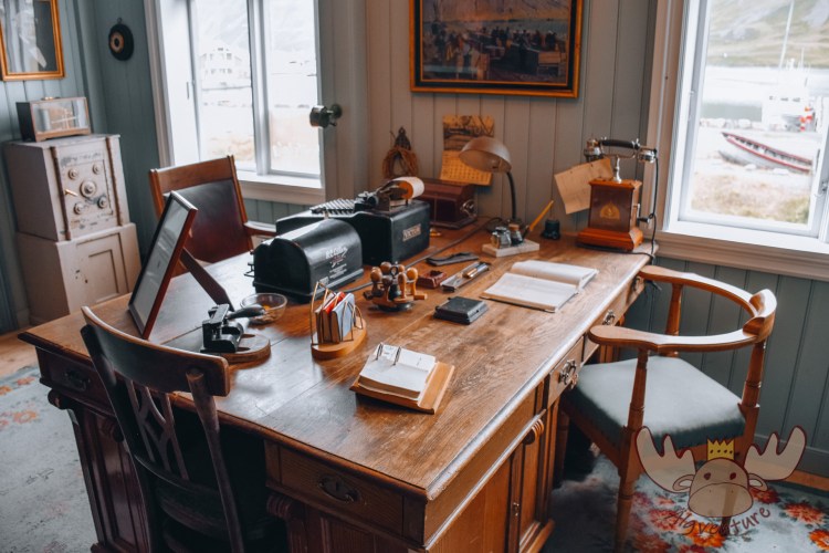 Síldarminjasafn Íslands | Das alte Vorarbeiterbüro ist eingerichtet wie zur besten Zeit des Heringsfangs in den 1950er Jahren. - The old foreman's office is furnished like it was during the heyday of herring fishing in the 1950s.