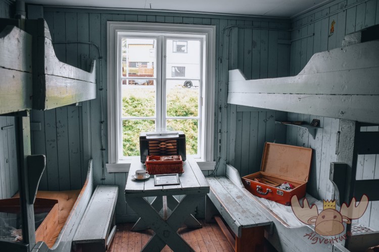 Síldarminjasafn Íslands | In Zimmern wie dieses waren die jungen Männer und Frauen die aus allen Teilen Islands kamen währen der Heringssaison untergebracht. - Rooms like this housed the young men and women who came from all parts of Iceland during the herring season.