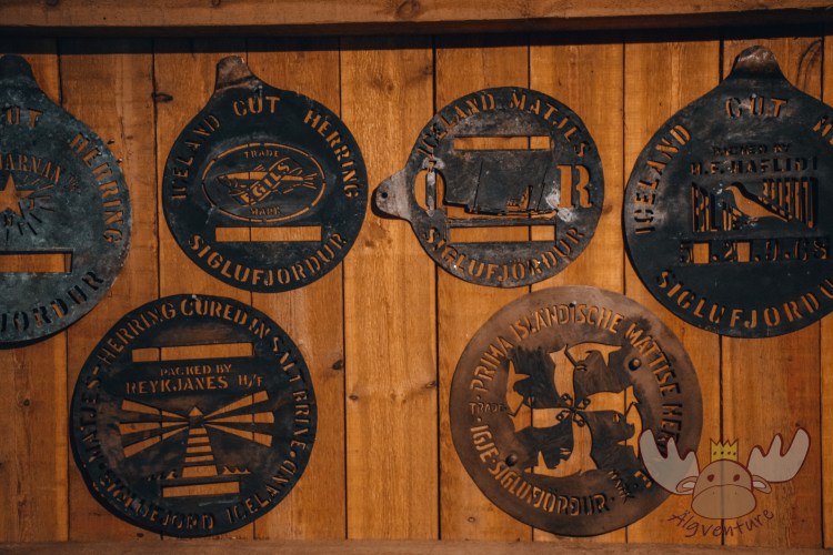Síldarminjasafn Íslands | Die Fässer wurden von den Herstellern mit ihren eigenen Logos markiert. - The barrels were marked by the producers with their own logos.