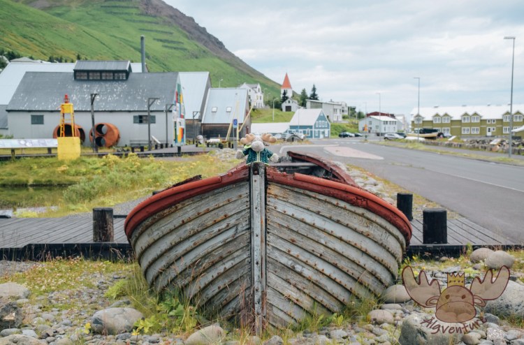 Síldarminjasafn Íslands | Älgbert versucht sich als Kapitän an Land. - Älgbert tries his hand at being a captain on land.
