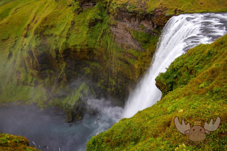 Skógafoss | Das Wasser das den Wasserfall speist entspringt auf dem Hochlandpass Fimmvörðuháls zwischen den beiden Gletschern Eyjafjallajökull und Mýrdalsjökull. - The water that feeds the waterfall originates on the highland pass Fimmvörðuháls between the two glaciers Eyjafjallajökull and Mýrdalsjökull.