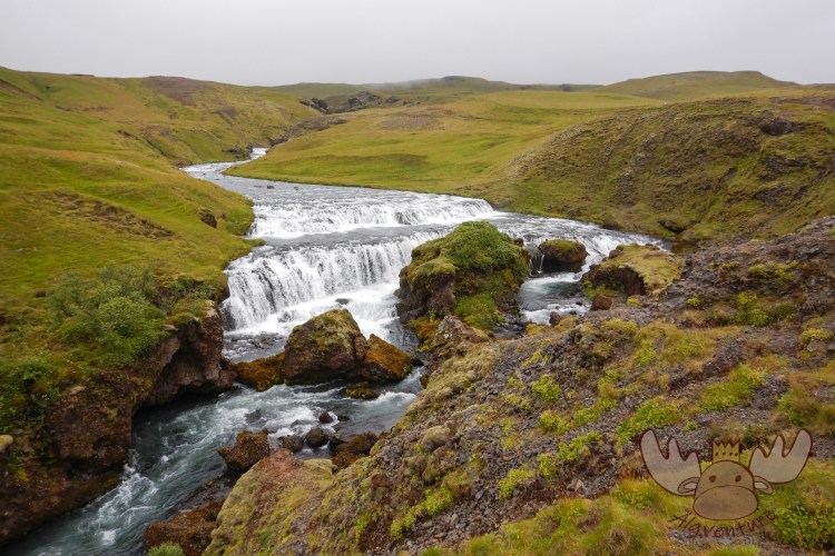 Skógafoss | Der Fluss fließt über etwa 20 größere und kleinere Wasserfälle, wobei der Skógafoss am Ende seiner Reise kurz vor dem Meer der größte von ihnen ist. - The river flows over about 20 larger and smaller waterfalls, with Skógafoss being the largest of them at the end of its journey just before the sea.