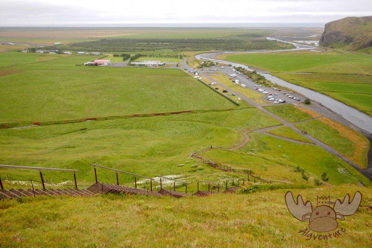 Skógafoss | Der Parkplatz am Fuße des Wasserfalles ist großzügig ausgelegt. - The parking lot at the foot of the waterfall is spacious.