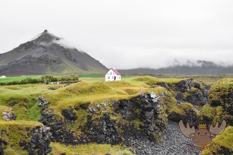 Snæfellsjökull | Ausblick vom kleinen Hafen im Fischerort Arnarstapa auf das am Hügel gelegene "einsame Haus". - View from the small harbour in the fishing village of Arnarstapa to the "lonely house" situated on the hillside.