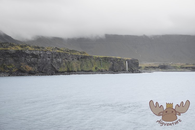Snæfellsjökull | Ausblick vom kleinen Hafen im Fischerort Arnarstapa auf die umliegende Landschaft. - View of the surrounding landscape from the small harbour in the fishing village of Arnarstapa.