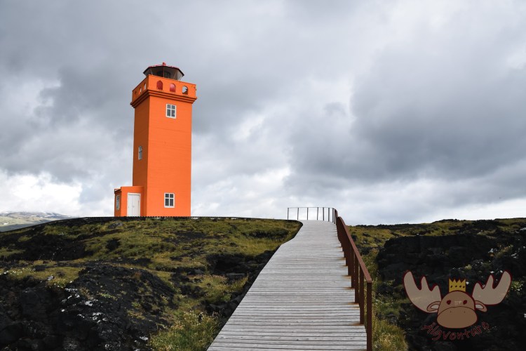 Snæfellsjökull | Am Westende der Halbinsel Snæfellsjökull erhebt sich der orange Leuchtturm Svörtuloft am Rande der rauen Klippen. - At the western end of the Snæfellsjökull peninsula, the orange Svörtuloft lighthouse rises from the edge of the rugged cliffs.