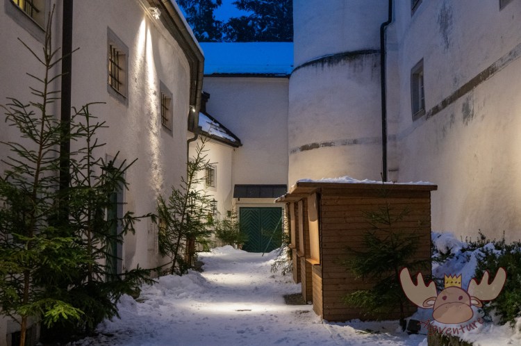 Im und vor dem sehenswerten Schloss Weinberg in Kefermarkt findet einmal jährlich ein Adventmarkt mit lokalen Ausstellern statt. - Once a year, an Advent market with local exhibitors takes place in and in front of the beautiful Weinberg Castle in Kefermarkt.