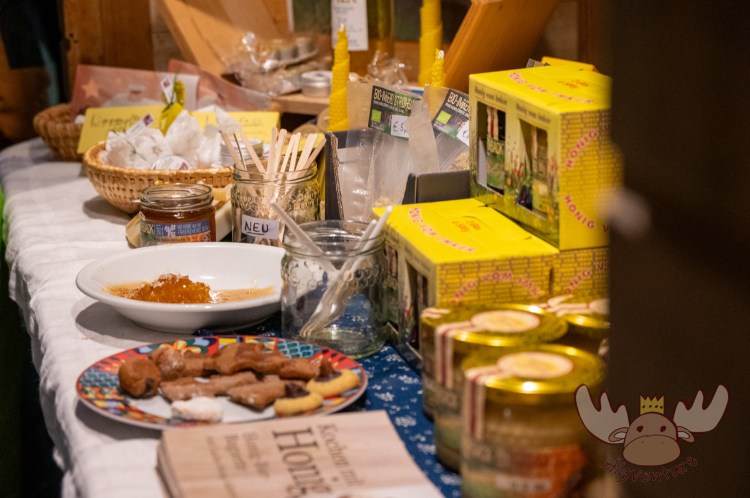 Imker verkaufen Bienenerzeugnisse am Weihnachtsmarkt in Kefermarkt. - Beekeepers sell bee products at the Christmas market in Kefermarkt.