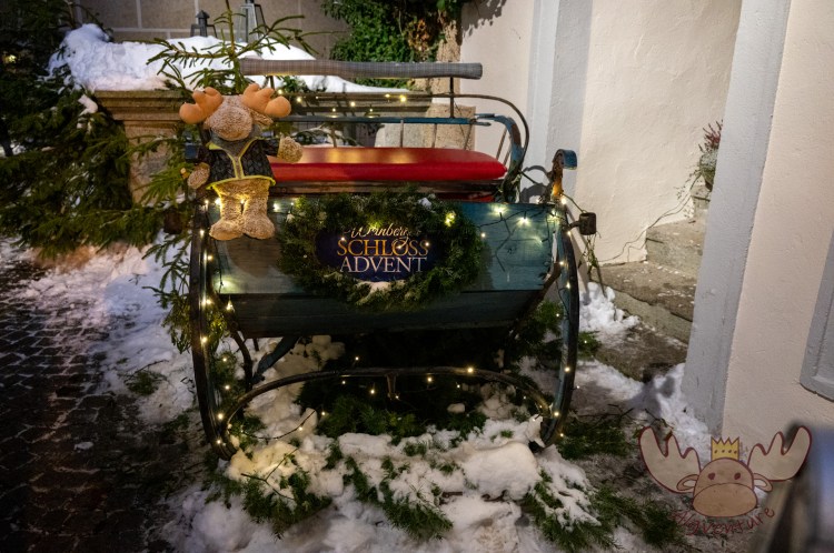 Der weihnachtlich geschmückte Eingang begrüßt die Besucher:innen des Weinberger Schloss Advent. - The festively decorated entrance welcomes visitors to Weinberg Castle Advent.