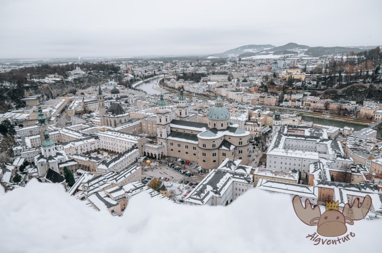 Der steile Anstieg zur Festung Hohensalzburg belohnt mit einem wunderschönen Ausblick über das verschneite Salzburg. - The steep climb up to Hohensalzburg Fortress rewards you with a wonderful view over snow-covered Salzburg.