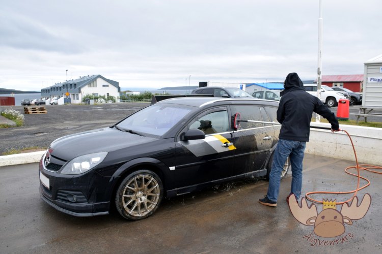Island | Wohlverdiente Wäsche nach einer anstrengenden Fahrt über isländische Straßen. - Well-deserved car wash after a tiring drive on Icelandic roads.