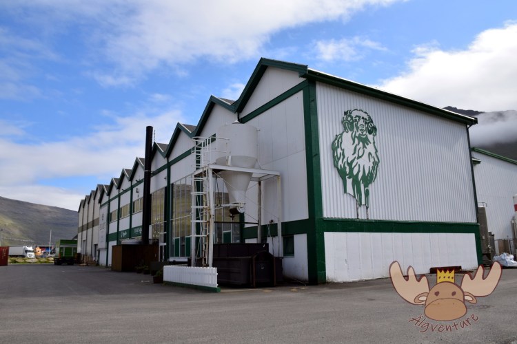 In der zweitgrößten Stadt der Faröer Inseln Klaksvík wird Bier (Føroya Bjór) gebraut. - Beer (Føroya Bjór) is brewed in Klaksvík, the second largest town on the Faroe Islands.