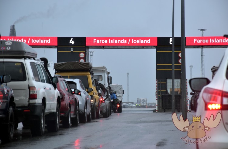 Norröna | Aufgereiht warten die Reisenden mit ihren Fahrzeugen auf Einlass in den Bauch des Schiffes. - The travelers and their vehicles are lined up and waiting to be admitted into the belly of the ship.