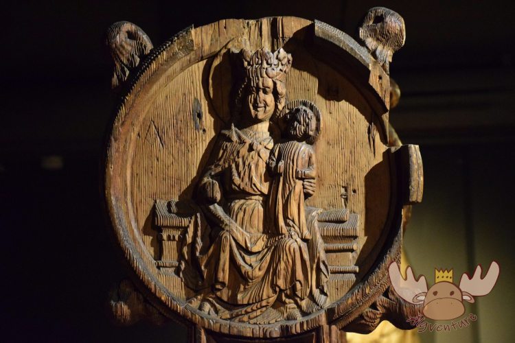 Tjóðsavnið | Detail der Kirchenstühle von Kirkjubøur aus dem 15. Jahrhundert - Detail of the 15th century pews of Kirkjubøur Church