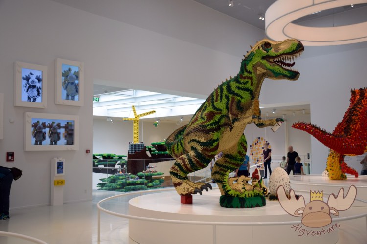 Lego House | Drei Dinosaurier aus den drei Bausystemen LEGO DUPLO, LEGO System und LEGO Technic begrüßen Besucher:innen in der Masterpiece Gallery. - Three dinosaurs from the three building systems LEGO DUPLO, LEGO System and LEGO Technic welcome visitors to the Masterpiece Gallery.