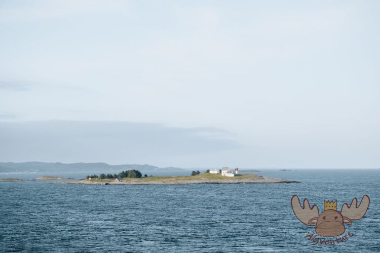 On the Sea | Eine der unzähligen kleinen Inseln vor der norwegischen Küste - One of the countless small islands off the Norwegian coast