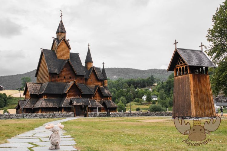 Heddal Stavkirke | Die größte Stabkirche Norwegens bei Heddal mit ihrem steilen Staffeldach und kunstvollen Holzarbeiten stammt aus dem 13.Jhd. - Norway's largest stave church near Heddal, with its steep stepped roof and artistic woodwork, dates back to the 13th century.