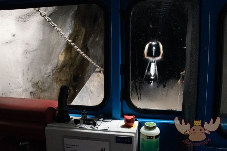 Gaustatoppen | Das Militär baute im Kalten Krieg eine Bahn in den Berg um leicht Material und Personen zur Radaranlage am Gipfel zu bringen. Wer nicht wandern möchte, kann diese Bahn ebenfalls benutzen. - During the Cold War, the military built a railway into the mountain to easily transport material and people to the radar station at the summit. Anyone who doesn't want to hike can also use this train.