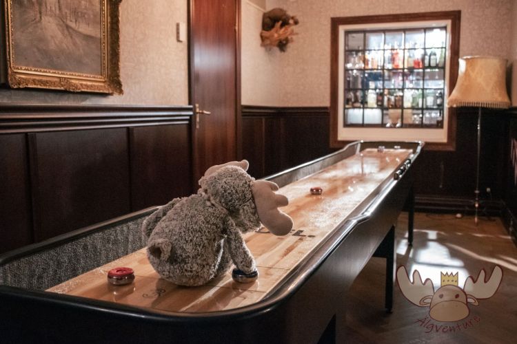 Schweden | Älgbert probiert zum ersten Mal Shuffle Board zu spielen. - Älgbert tries playing shuffle board for the first time.