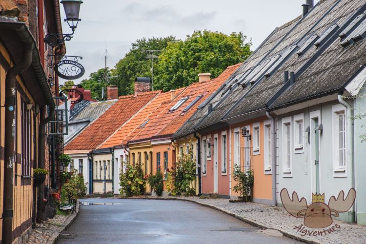 Ystad | Charakteristische kleine Häuschen säumen die Straßen in der Altstadt von Ystad. - Characteristic little houses line the streets in the old town of Ystad.